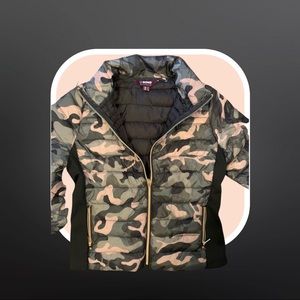 Super cute Camo light puffy jacket. Comes to waist